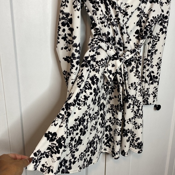 Love & Lovin | Floral Wrap Dress - Black and White - XS-Small - Picture 3 of 4
